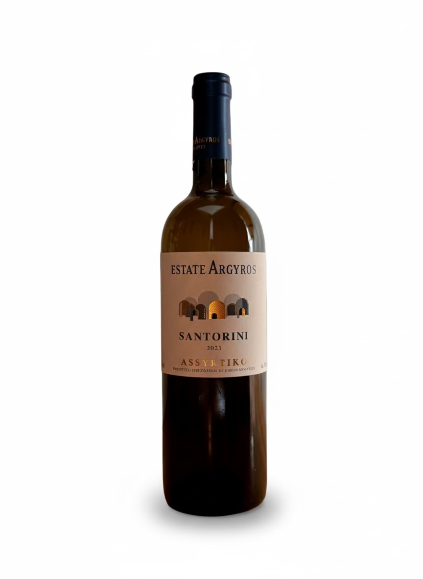 Weißwein Argyros Estate Santorini PDO 2022 in einer Flasche auf einem Weinglas mit Sonnenlicht im Hintergrund.