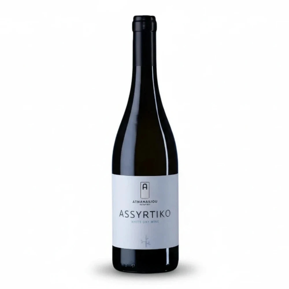Athanasiou Winery Assyrtiko 2024 Weißwein in einer Flasche, elegant gestaltet, auf einem Weinglas liegend, perfekte Weinpräsentation