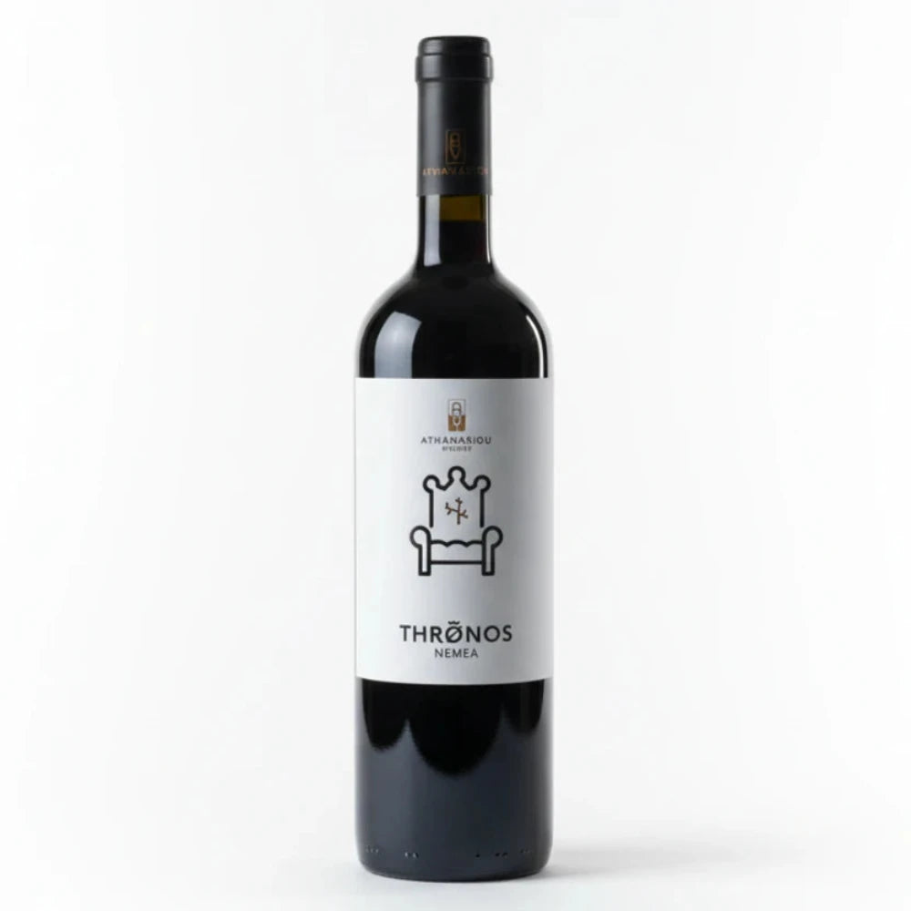 Athanasiou Winery Thronos Nemea PDO 2024 Rotwein in einer Flasche, mit Weinglas und Weinreben im Hintergrund