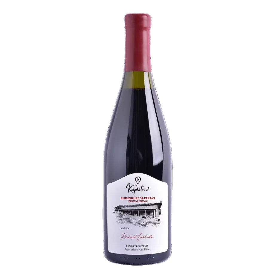 Glas Rotwein Budeshuri Saperavi Qvevri von Kapistoni Winery, dunkle Farbe, Wein im Glas, traditionelles Getränk aus Georgien.