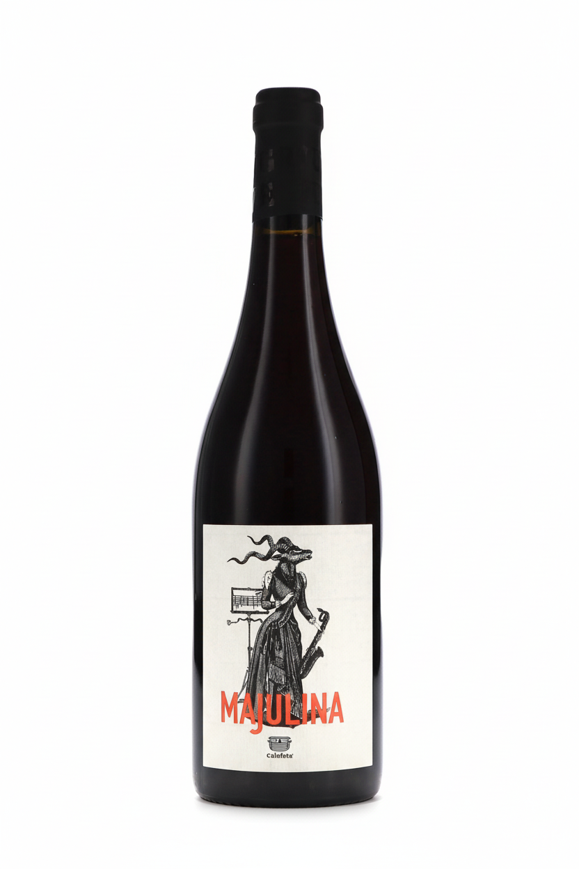 Calafata Majulina 2020 BIO Rotwein in Flasche, detailreiche Aufnahme, natürliche Tiefe und dunkle Fruchtaromen sichtbar.