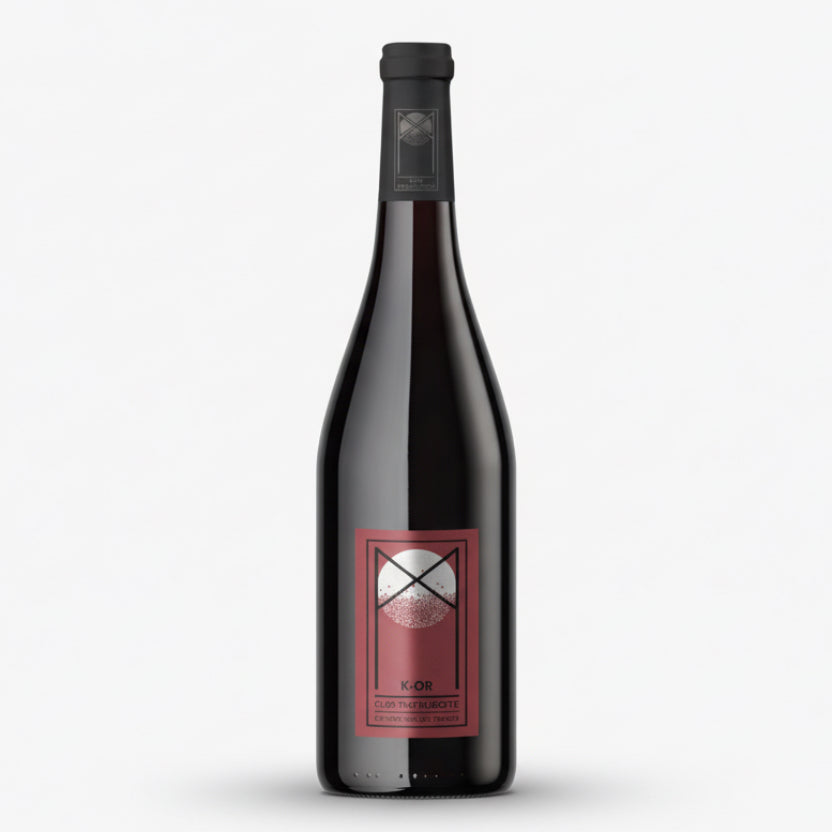 Rotwein Clos Troteligotte K-Or, französischer Wein aus Troteligotte, mit tiefroter Farbe und komplexem Aroma, in einem Weinglas.