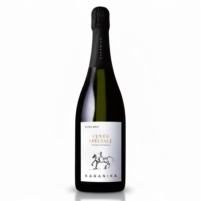 Domaine Karanika Cuvee Speciale Extra Brut 2022 Schaumwein in einer Flasche mit goldener Etikette auf einem Weintisch.