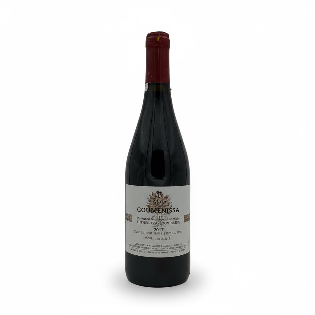 Domaine Tatsis Goumenissa 2017 Bio Rotwein in einem Weinglas mit Weinflasche auf Holzuntergrund, naturbelassene Weintrauben im Hintergrund