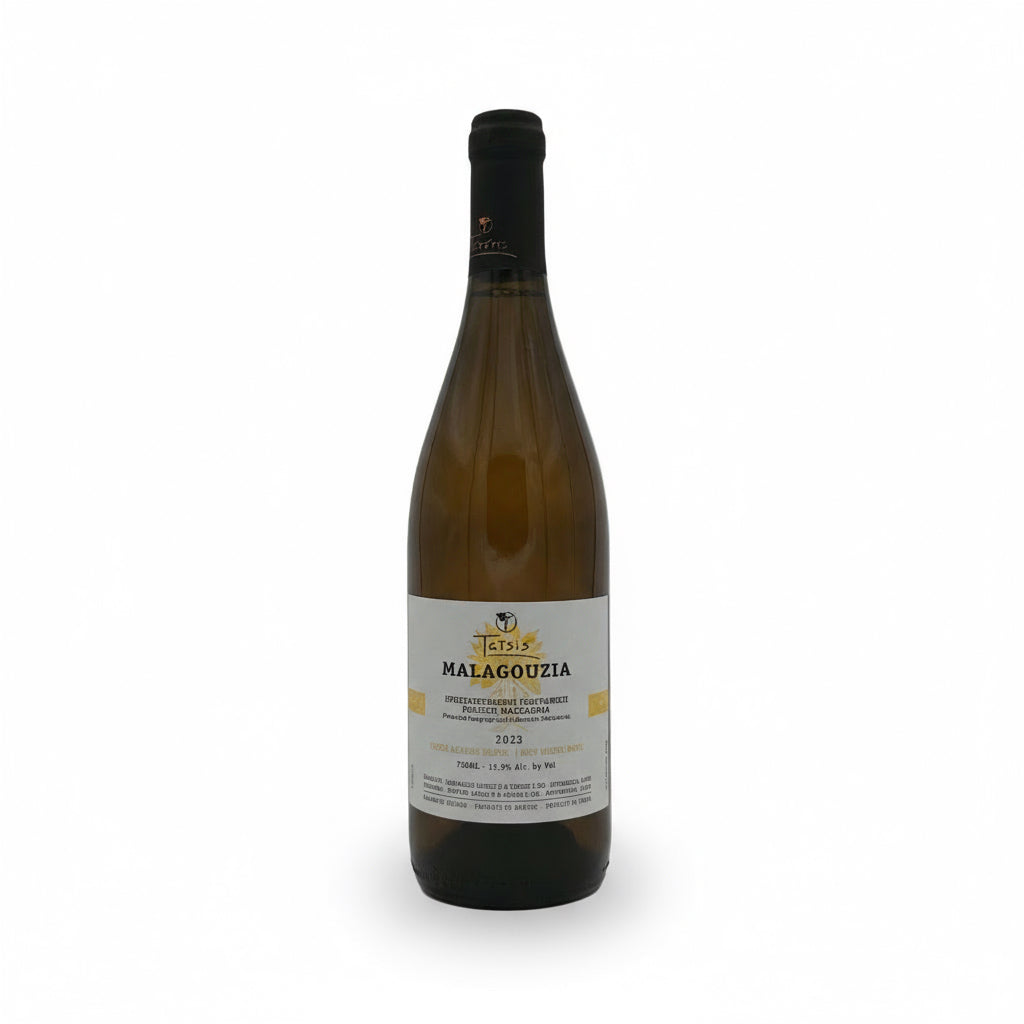Weißwein Domaine Tatsis Winery Malagousia 2021 BIO in einem Weinglas, hellgelbe Farbe, Flasche im Hintergrund