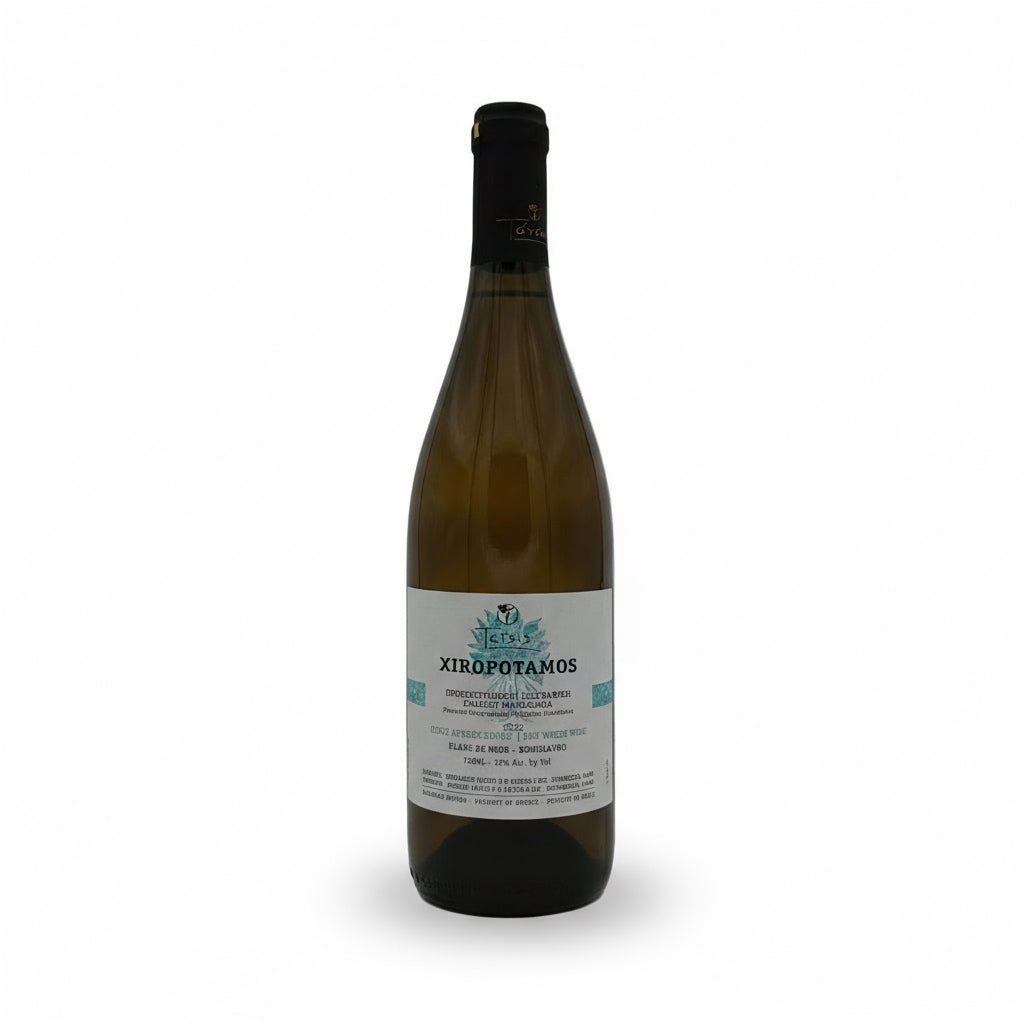 Weißwein Domaine Tatsis Xiropotamos 2020 BIO in einem Weinglas, mit Flasche im Hintergrund, naturbelassene Weintrauben im Bild