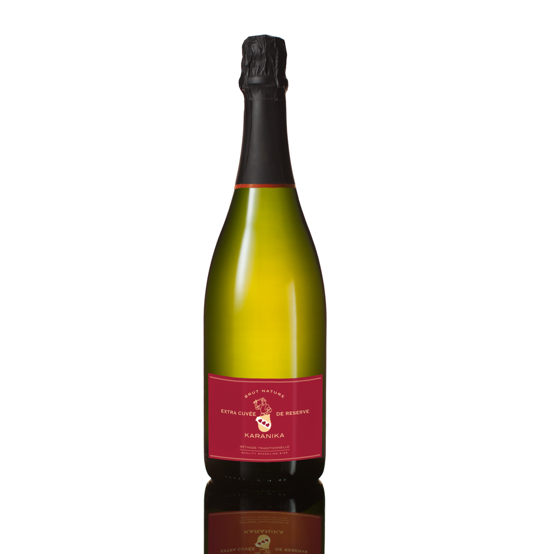 Domaine Karanika Extra Cuvée de Reserve Brut Nature 2016 Schaumwein mit goldener Flasche und eleganter Etikette.