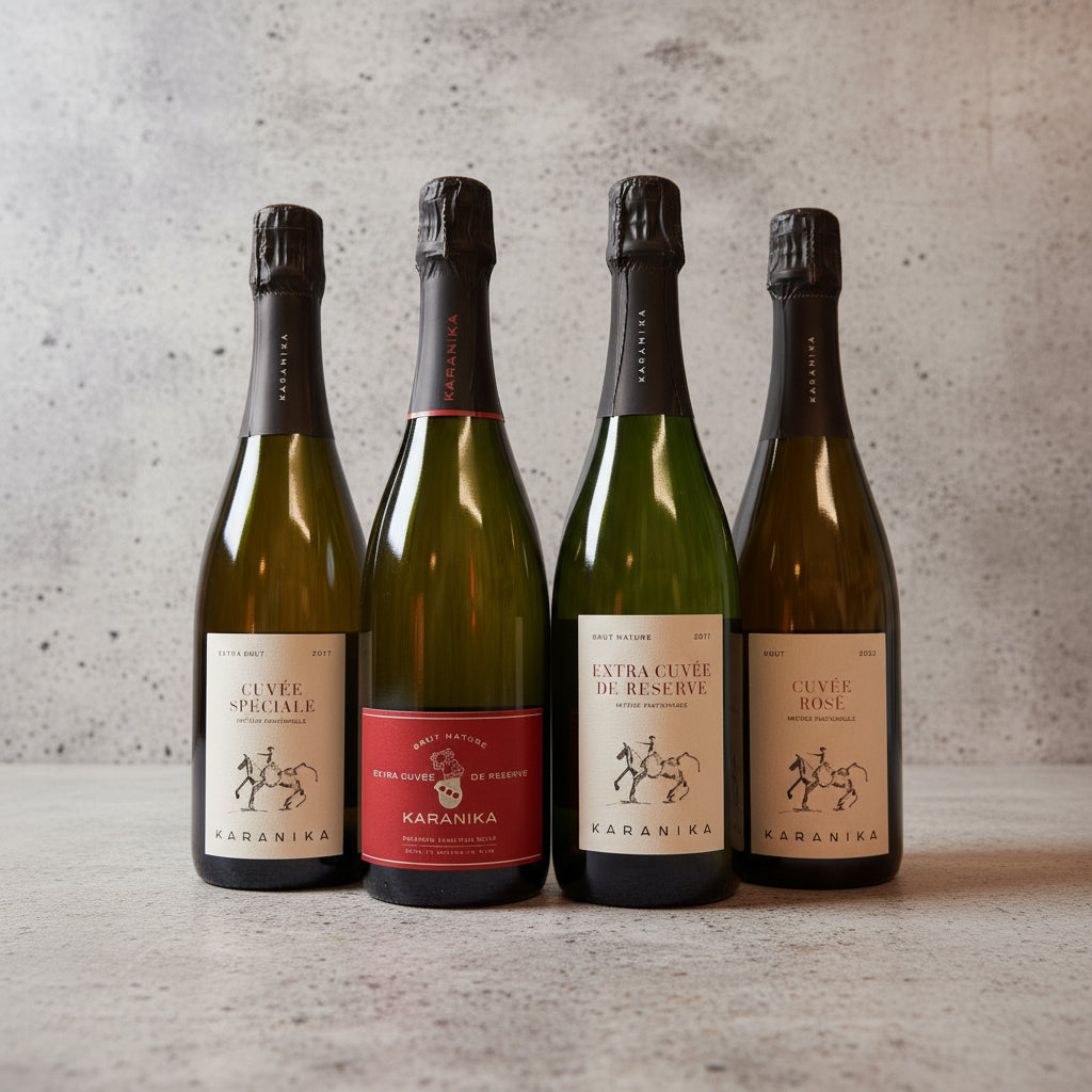 Domaine Karanika Weinpaket mit verschiedenen griechischen Schaumweinen in einer Verkostungsbox, präsentiert in einer stilvollen Verpackung.