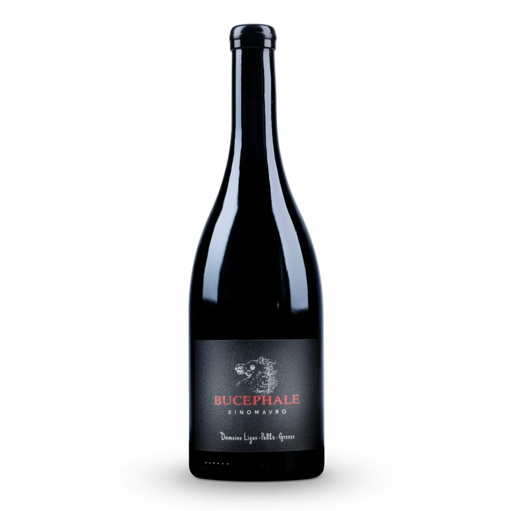 Domaine Ligas Bucephale 2020 Bio Rotwein in Weinflasche, dunkle Farbe, auf Weinregal gestellt, natürliches Etikett sichtbar