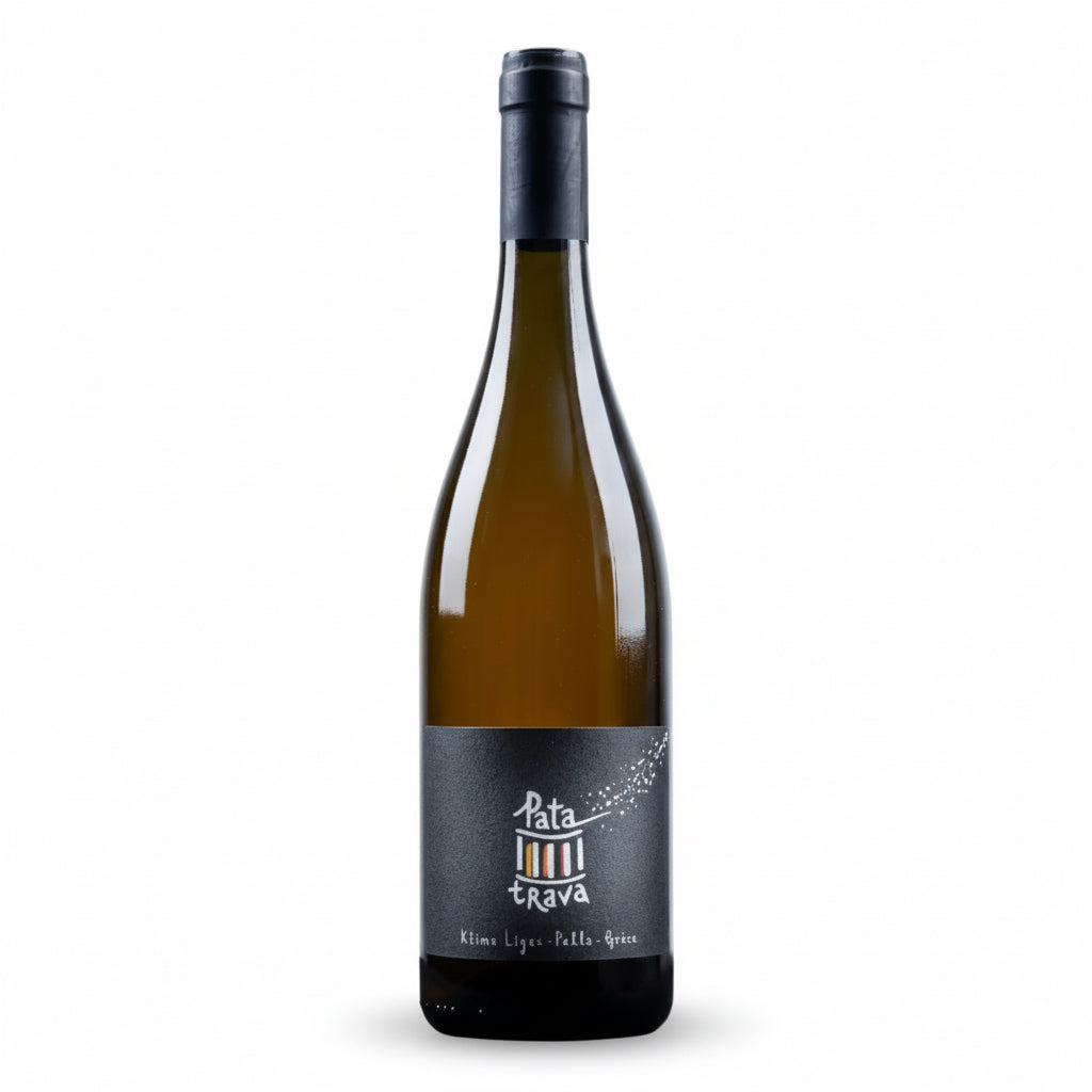 Weißwein Domaine Ligas Patatrava 2023 BIO in einem Weinglas, mit Weinreben im Hintergrund, von Domaine Ligas-Ktima Ligas.