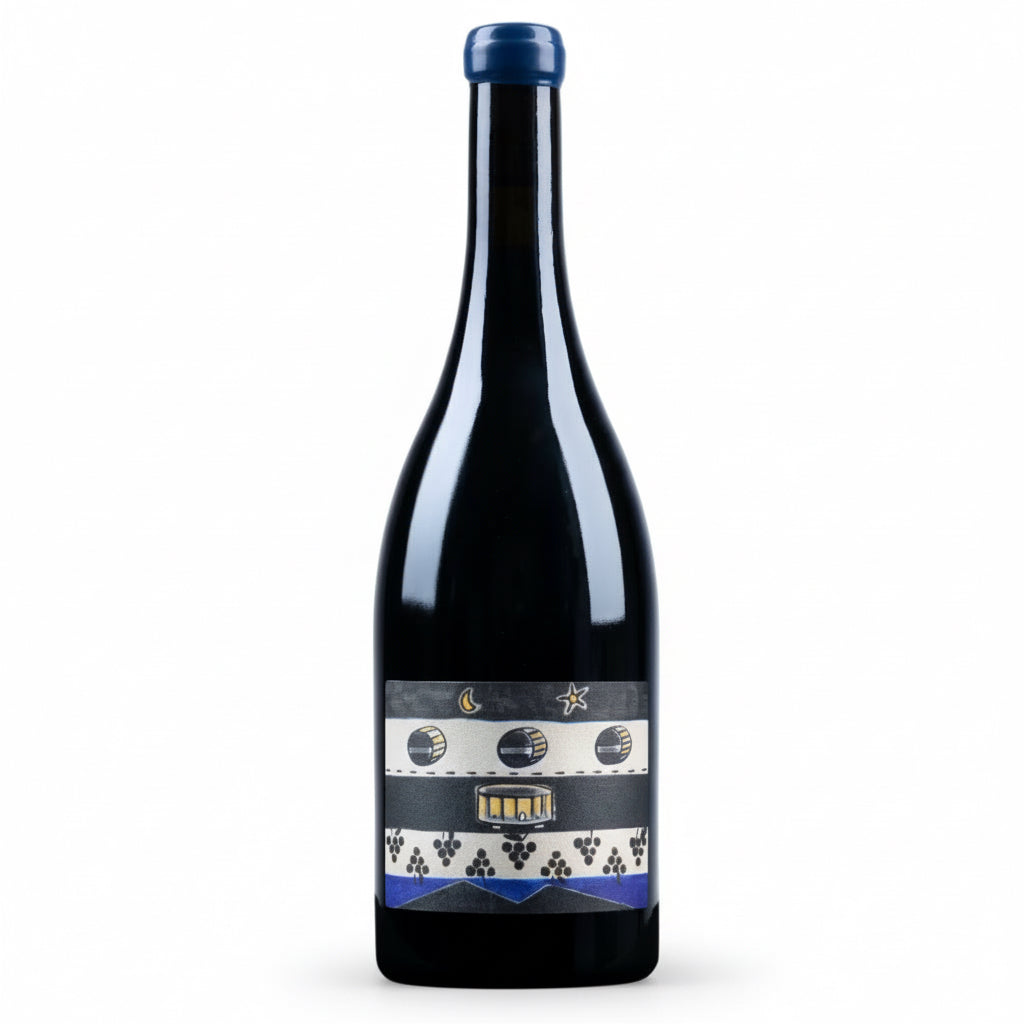 Domaine Ligas Sauvage Bleu 2021 Bio Rotwein in einer Weinflasche, dunkle Farbe, elegant etikettiert, vor einem Weinglas auf einem Tisch.