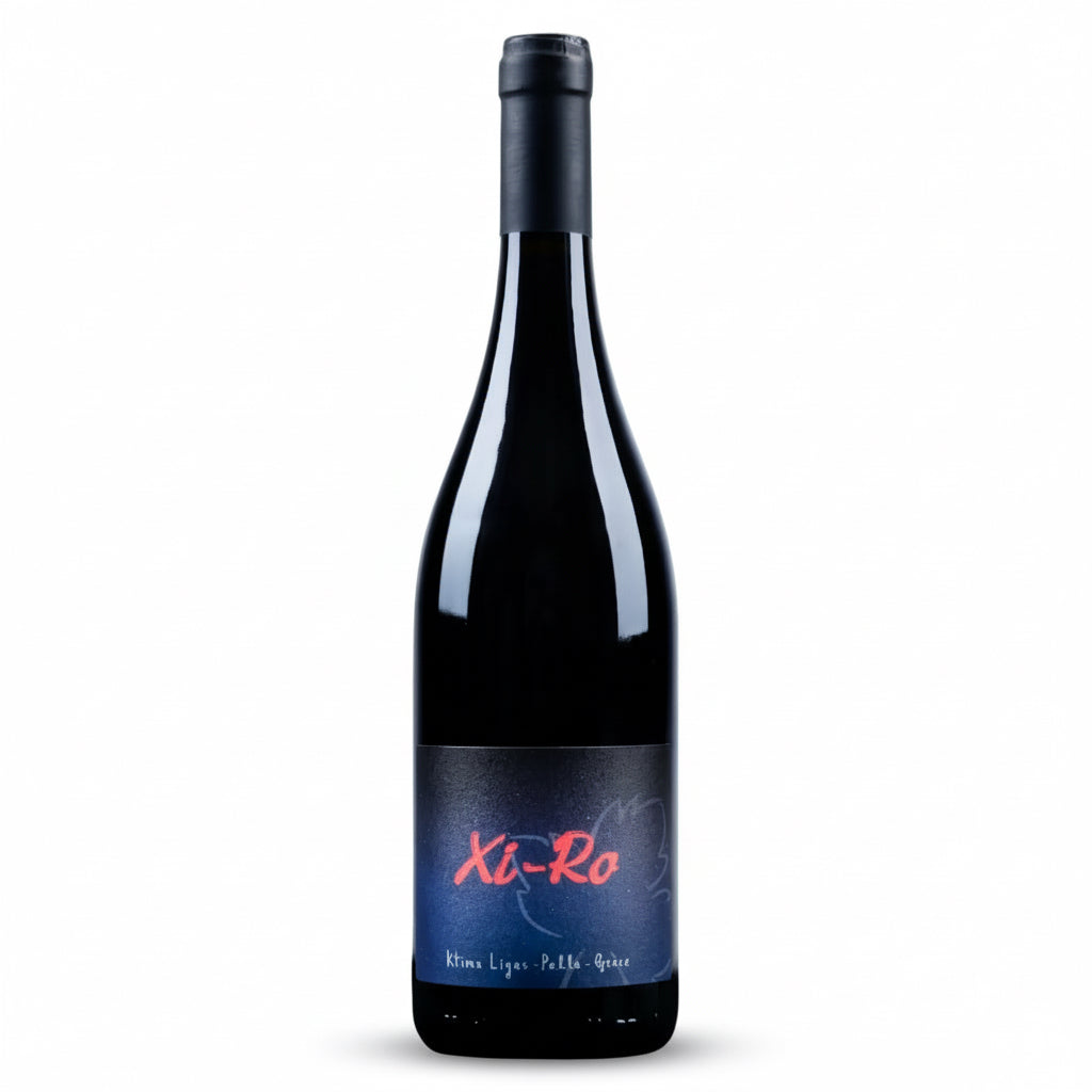 Domaine Ligas Xi-Ro 2022 Bio Rotwein in einer Flasche, dunkle Farbe, Weinlabel sichtbar, Weinglas im Hintergrund, hochwertiges Produkt