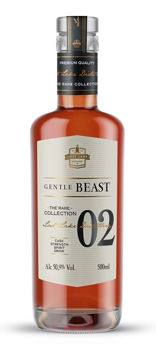 Flasche der Lost Lake Distillery Gentle Beast 02 Spirituose, dunkelbraune Glasflasche mit Etikett, auf Holztisch.