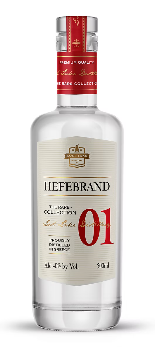 Hefebrand Spirituose von Lost Lake Distillery, klare Flasche mit goldener Flüssigkeit und handschriftlichem Label auf der Vorderseite