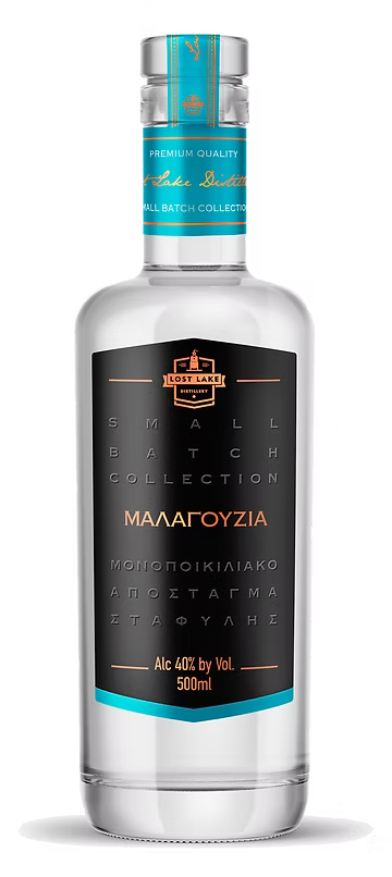 Lost Lake Distillery Malagousia Spirituose in einer eleganten Flasche, mit fruchtigem Aroma und grünem Weinberg im Hintergrund