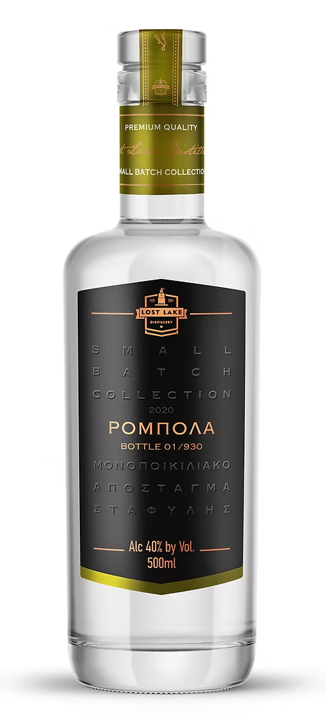 Flasche Lost Lake Distillery Robola Spirituose in einem klaren Glas mit Etikett vor einem neutralen Hintergrund.