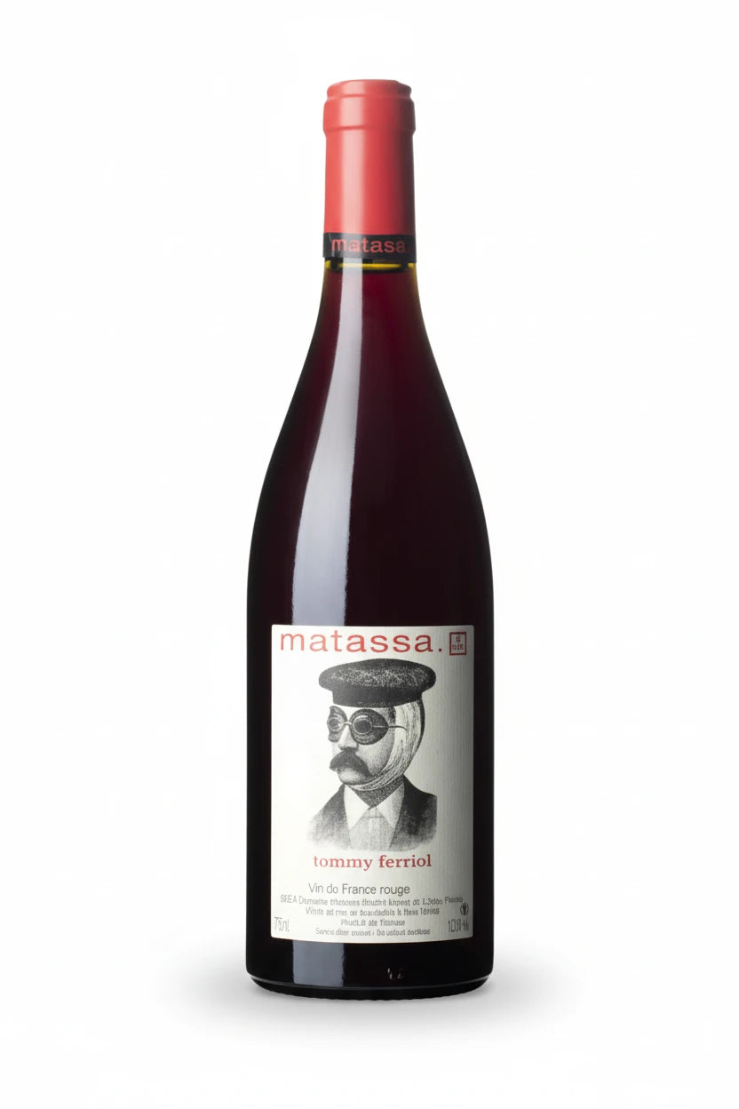 Rotwein Matassa Tommy Ferriol von Matassa in einer eleganten Flasche, mit dunklem Rotwein im Glas sichtbar