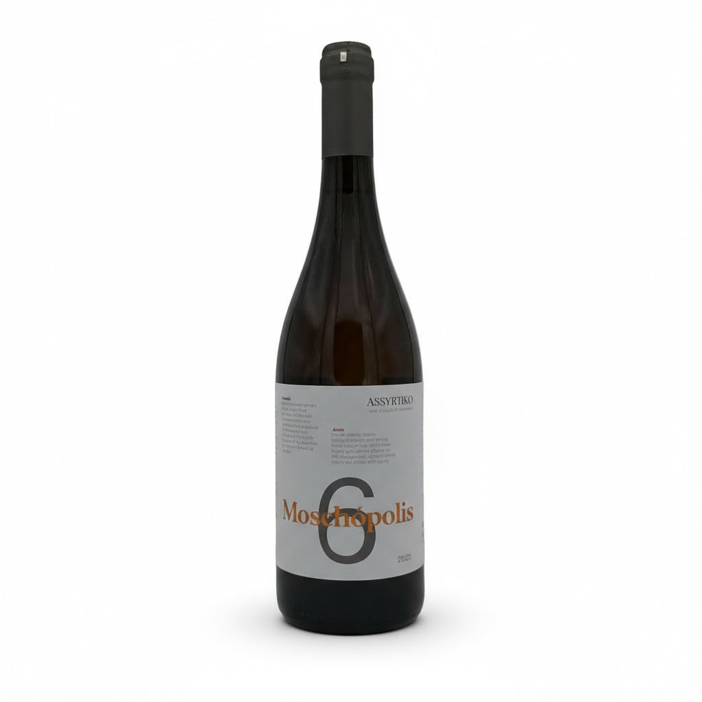 Weißwein von Moschopolis Winery, Flasche mit elegantem Etikett, steht auf einem Holztisch, im Hintergrund Weinreben.