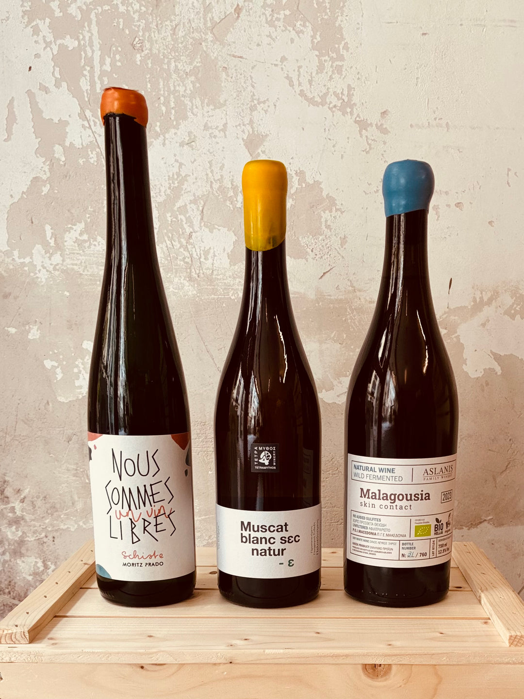 Weiße Naturweine Weinpakete von Holy Grail Köln, natürliche Weine für puren Genuss, geöffnete Flaschen und Weingläser.