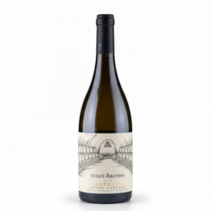 Weißwein Nychteri 2019 von Argyros Estate aus Santorini, zeigt die Flasche mit elegantem Etikett vor hellem Hintergrund
