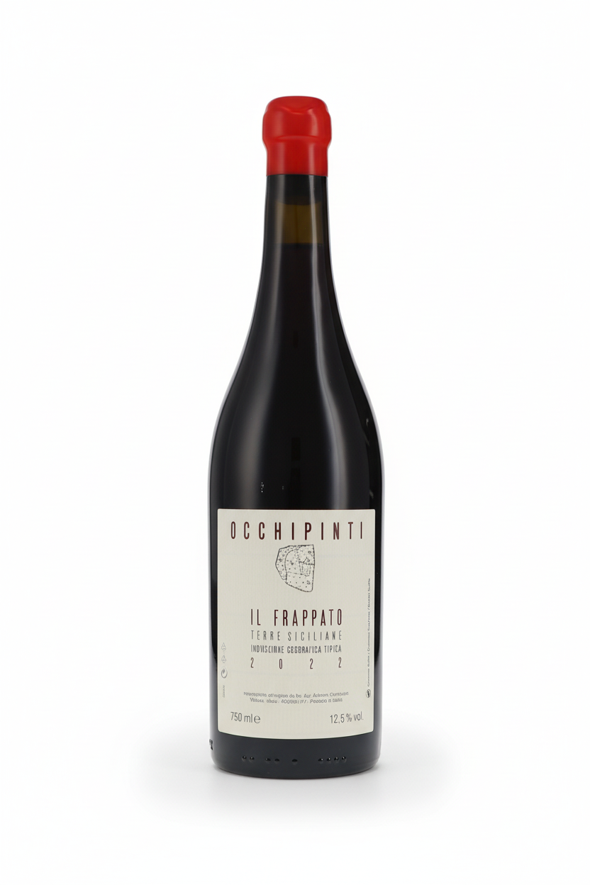 Bio Rotwein Occhipinti Il Frappato Sicilia IGT in Weinglas, zeigt tiefroten Wein mit rubinfarbenen Reflexen.