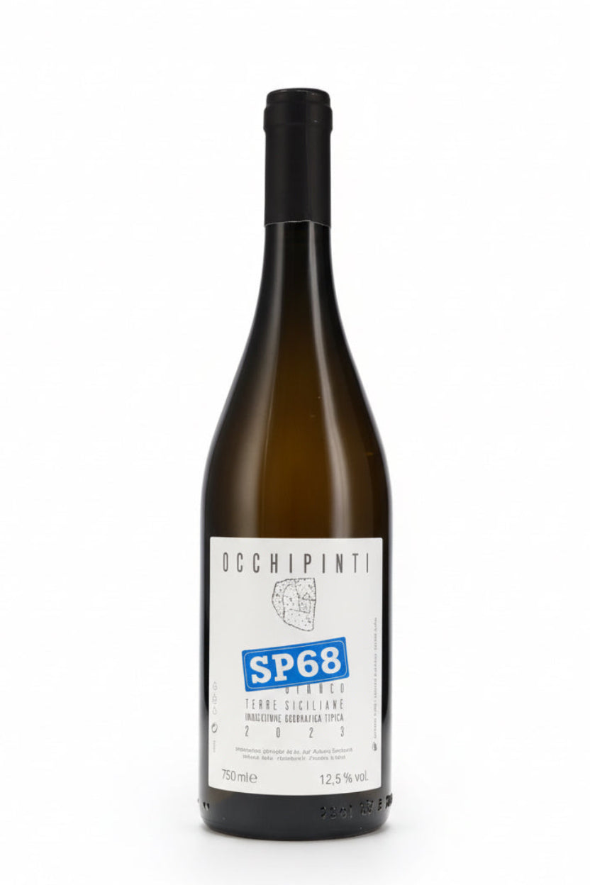 Weißwein Occhipinti SP68 Bianco Sicilia IGT BIO in einem Weinglas, mit Flasche im Hintergrund, fruchtige und frische Optik.