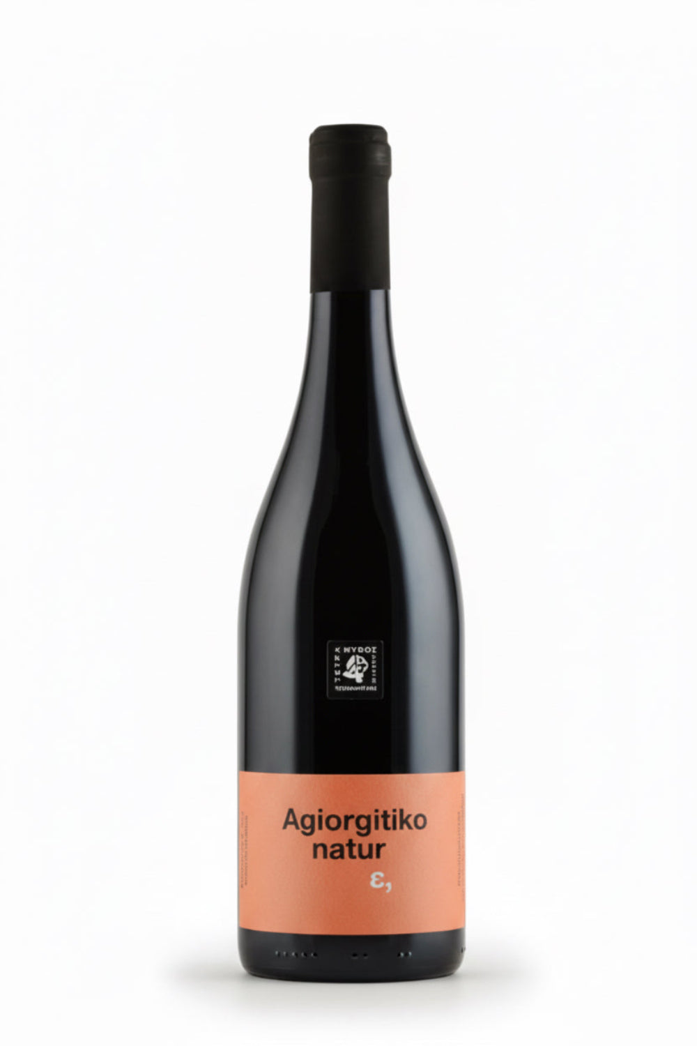 Tetramythos Winery Agiorgitiko Naturε BIO Rotwein, dunkle Farbe und elegante Flasche auf einem Weinglas.