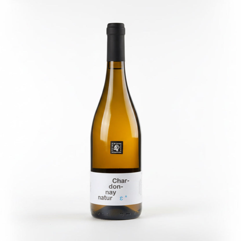 Tetramythos Winery Chardonnay Naturε BIO 2023, weißer Bio-Weißwein in einem Weinglas, Flasche im Hintergrund.