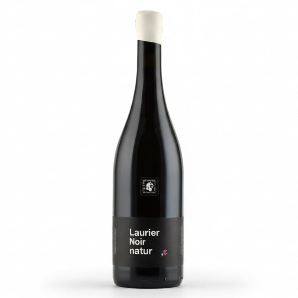 Tetramythos Winery Laurier Noir Naturε BIO Rotwein in einer Flasche, dunkle Farbe, elegant und natürlich.
