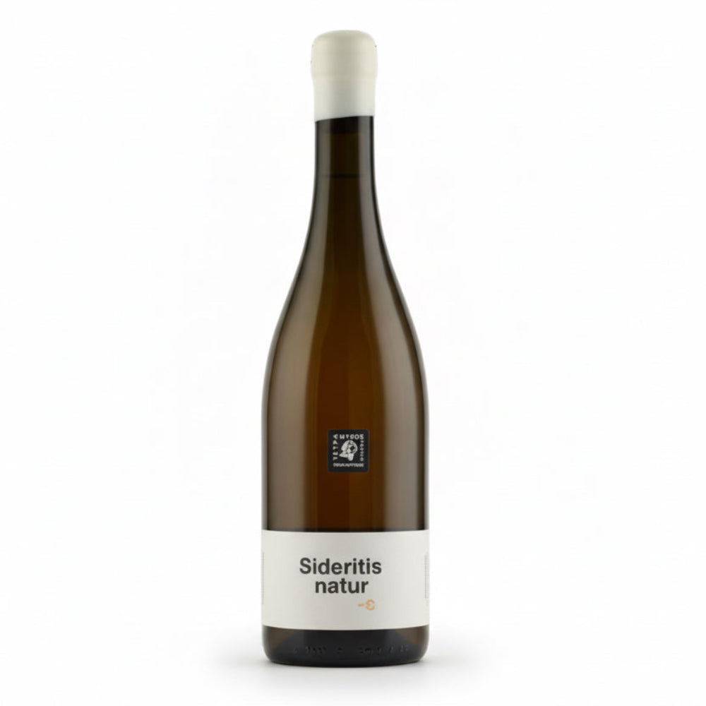 Weißwein von Tetramythos Winery, Sideritis naturε ΒΙΟ 2024, im Glas mit goldener Farbe und frischen, aromatischen Noten.