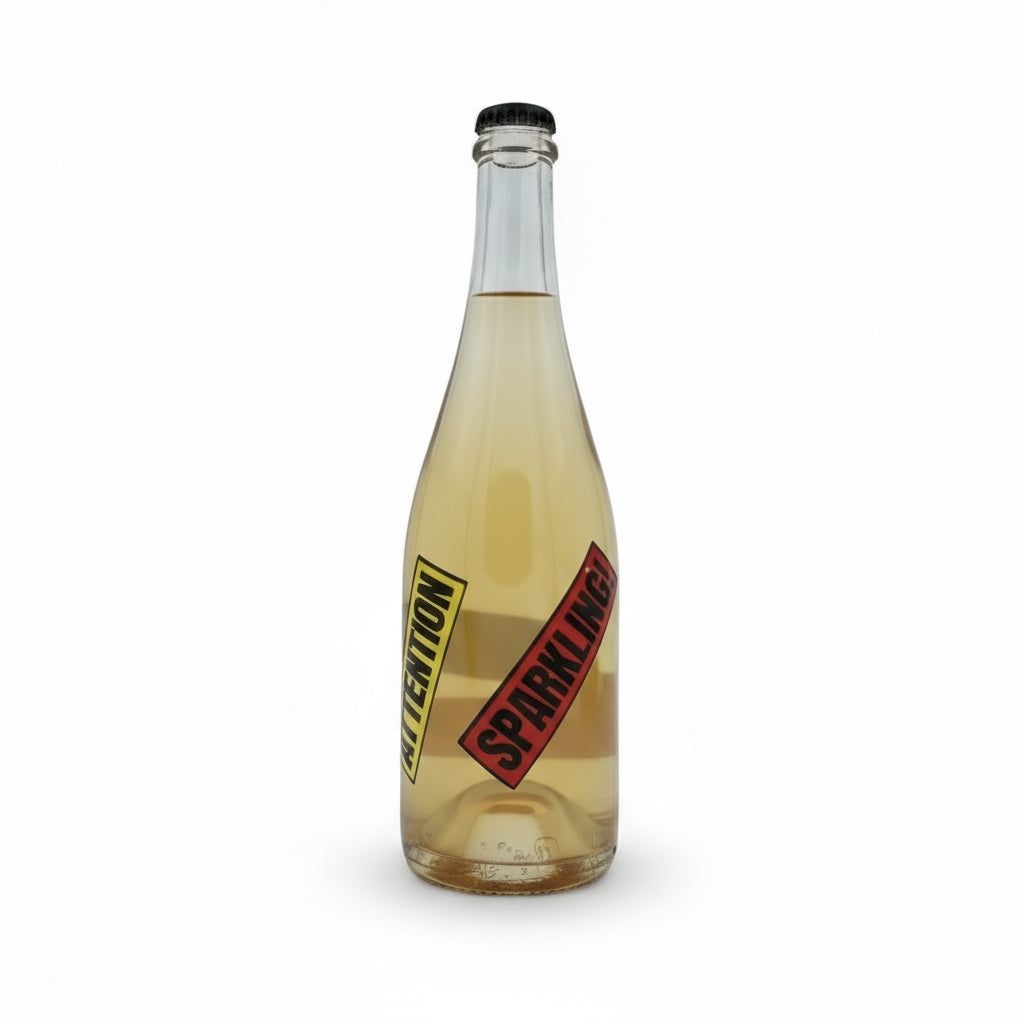 Schäumender PET-NAT Roditis BIO 2024 von Tetramythos Winery, Flasche mit goldener Etikette und Schaumkrone, biologischer Weißwein