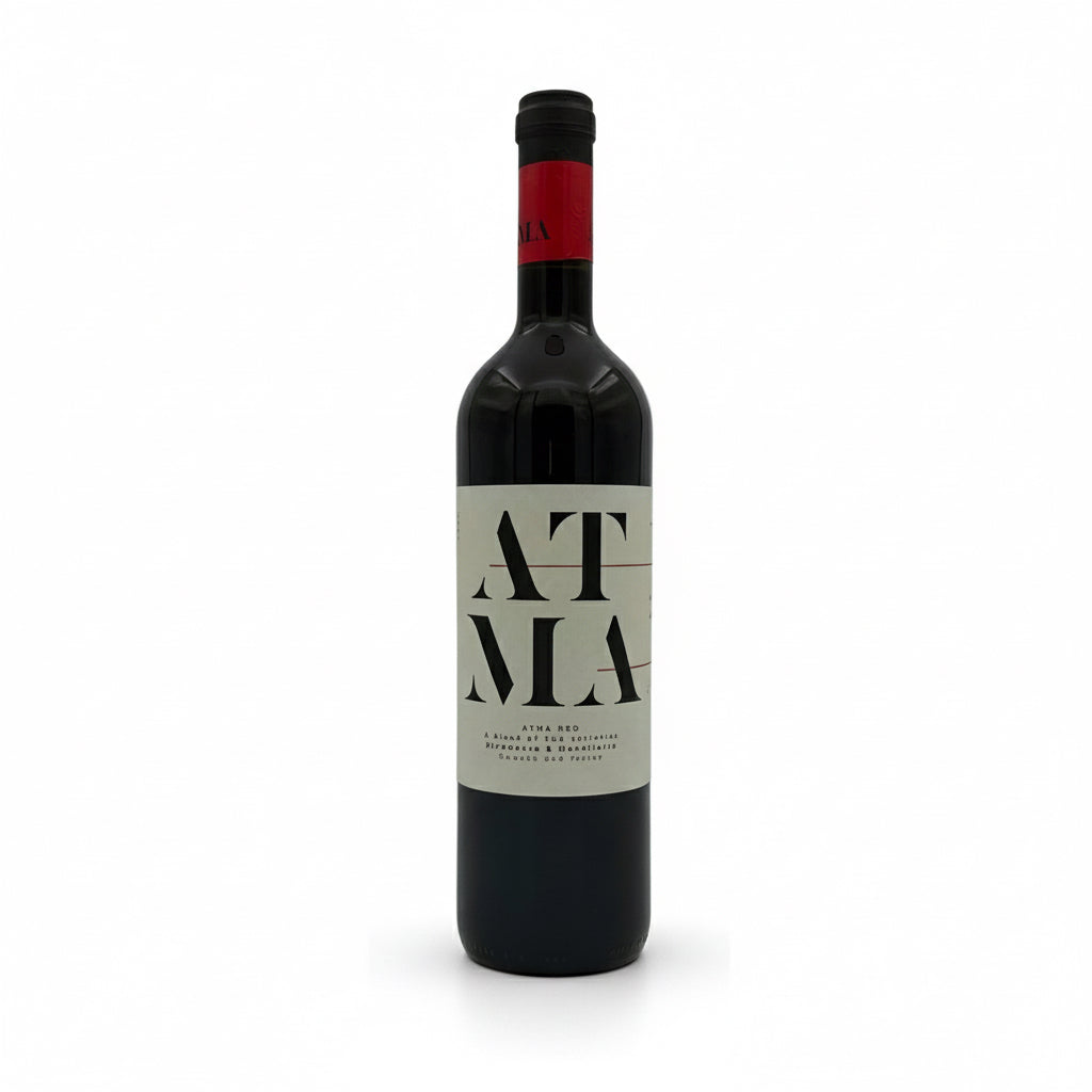 Glas Rotwein Thymiopoulos Vineyards Atma 2020 in einer Weinflasche vor einem Weingarten, zeigt dunkle Rot- und Violetttöne.