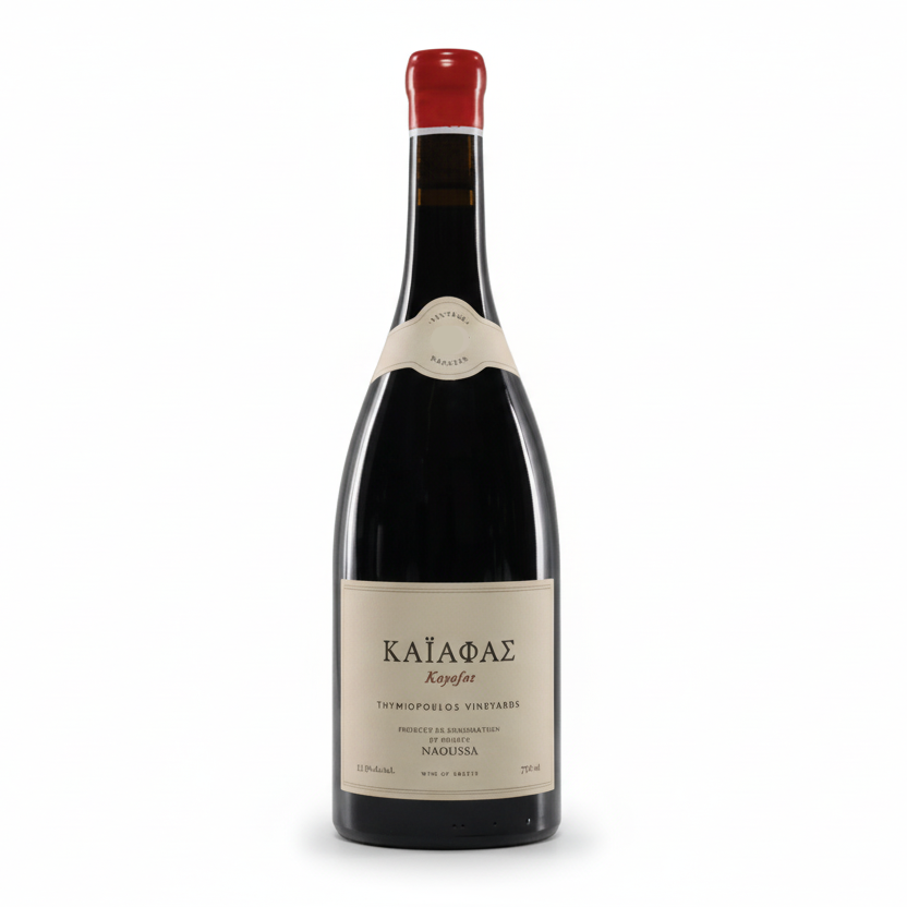 Roter Wein Thymiopoulos Vineyards Xinomavro Kayafas 2019 aus einer Einzellage, Flasche mit Etikett, dunkle Trauben im Hintergrund