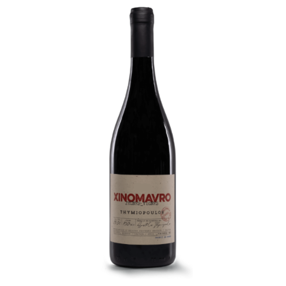 Roter Wein von Thymiopoulos Vineyards, junge Reben 2021, Flasche im Weinregal, dunkelroter Wein mit kräftiger Farbe.