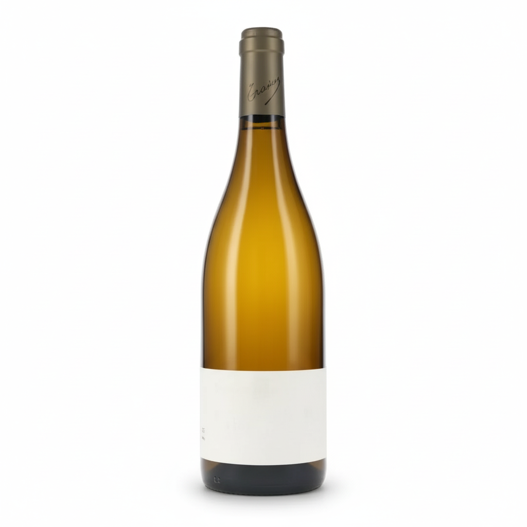 Weißwein Trapet Père & Fils Bourgogne Blanc AOC 2023 in einem Weinglas auf einem Holztisch, Flasche im Hintergrund.