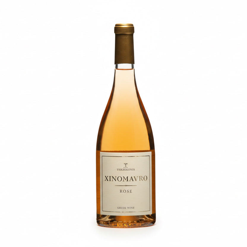 Tsikrikonis Winery Xinomavro Rosé 2021 Flasche mit rosa Wein, elegant gestaltet, steht auf einem Holztisch, im Hintergrund unscharf.