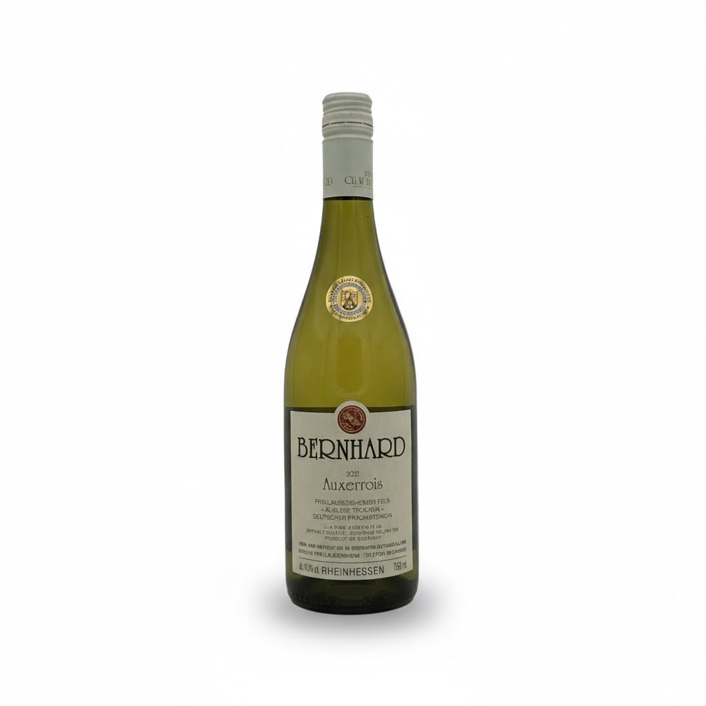 Weißwein Ch. W. Bernhard Auxerrois Auslese Trocken 2021 in einem Weinglas, Flasche im Hintergrund, edler Wein mit goldener Farbe