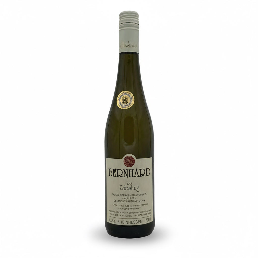 Süßer Riesling Auslese von CH. W. Bernhard, 2018, in einer Weinflasche mit Weinberg-Hintergrund.