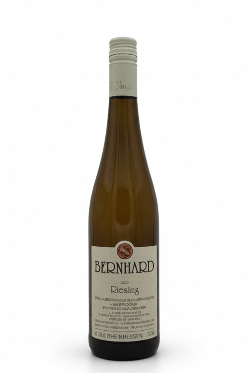 Weingut CH. W. Bernhard Riesling Qualitätswein halbtrocken, weißer Wein aus dem Jahr 2022, in einer Flasche.