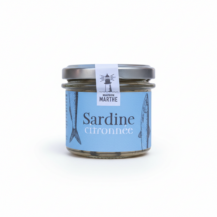 Feinkost Zitronensardinen von Conserverie Maison Marthe, in Dosen verpackt, mit Zitronen und Sardinen auf dem Bild sichtbar.