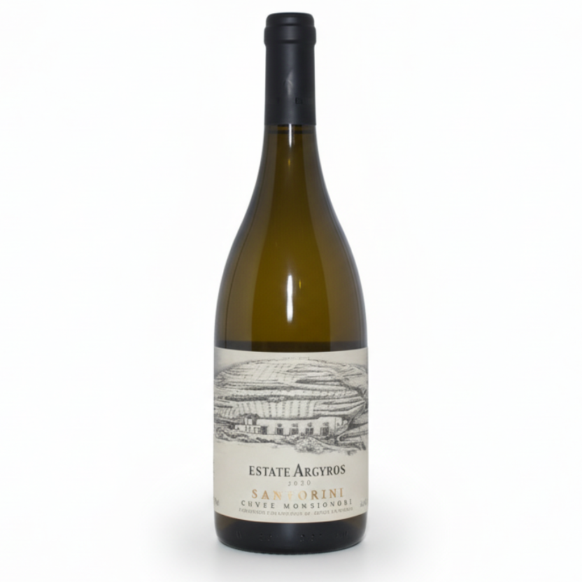 Helles Weißweinflasche Argyros Estate Monsignori 2020 auf elegantem Weinglas, Nahaufnahme, edle Weinflasche vor neutralem Hintergrund