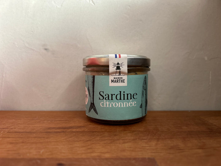 Zitronensardine von Conserverie Maison Marthe, Feinkost, in Dosen auf Oléron, mit Zitronen und Sardinen auf dem Teller sichtbar