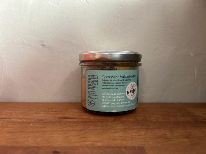 Zitronensardine von Conserverie Maison Marthe, Feinkost, in Dosen, mit Zitronen und Sardinen, auf weißem Hintergrund.