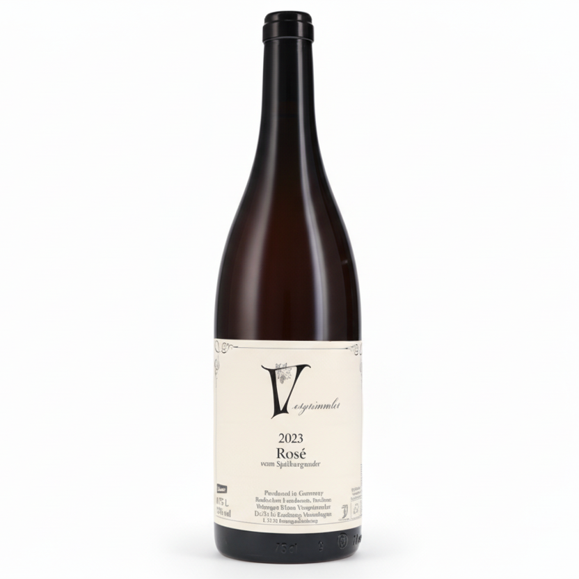 Rosé vom Spätburgunder 2023 von Klaus Vorgrimmler, eleganter roter Wein in einer Weinflasche vor einem Weingarten.