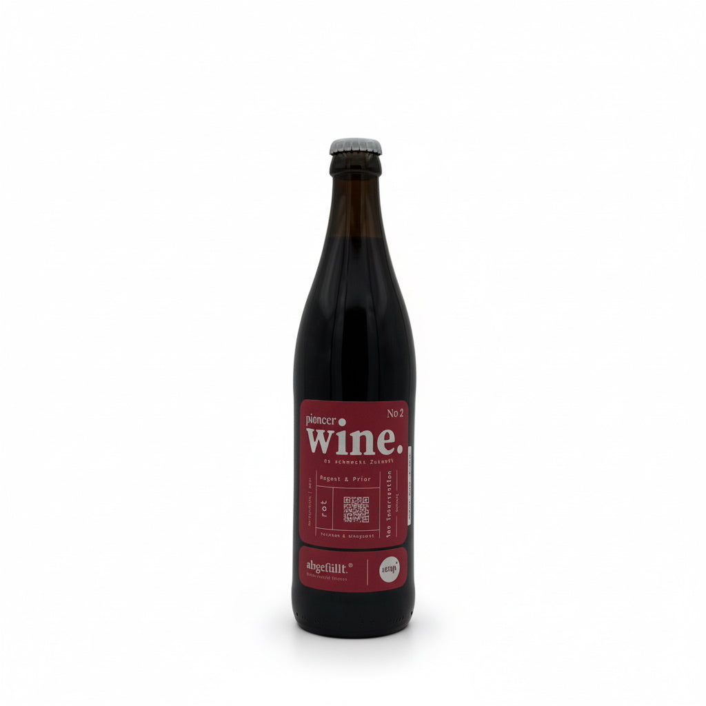 Rotwein No. 2 von abgefüllt, bio, in einer Flasche, mit tiefroter Farbe und eleganter Etikettierung.