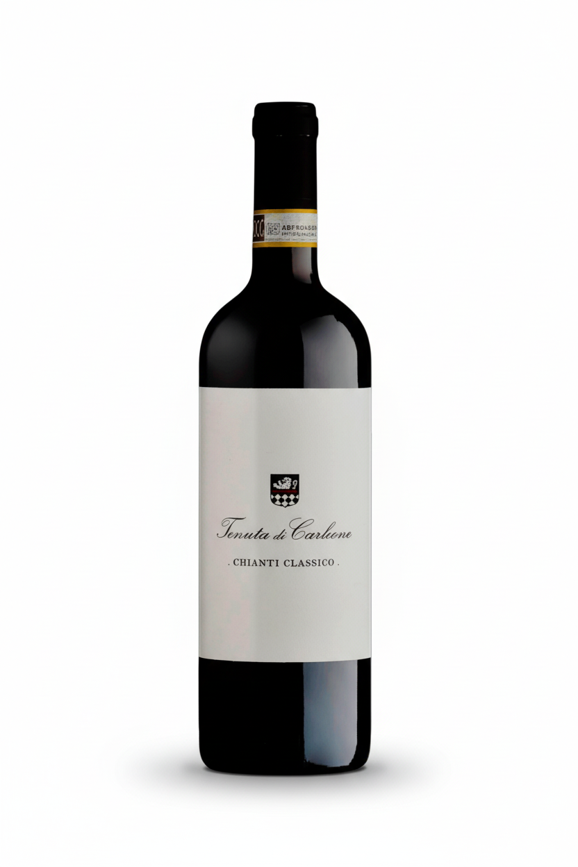Rotwein Tenuta di Carleone Chianti Classico in einer Weinflasche auf einem Weinglas mit Weinreben im Hintergrund.