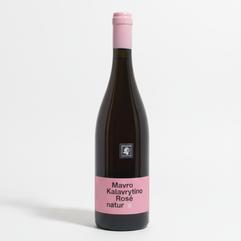 Tetramythos Winery Mavro Kalavrytino Rosé 2022, naturbelassener Bio-Roséwein in einem Weinglas, helle rosa Farbe.
